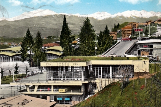 Casa dello Sportivo (con campo da basket sulla sinistra) presso il complesso industriale della Ignis a Comerio (VA)